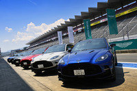 富士スピードウェイのピットレーンに並んだ「DBX707」。メインの外板色は55種類のバリエーションから選択でき、さらにボディー上部と下部用にいずれもパッケージオプションが用意されている。