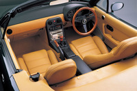 「ロードスターVスペシャル」のインテリア。今回のプロジェクトではレストアだけでなく、NARDIのウッドステアリングホイールやシフトノブなど、復刻部品の販売もされる。