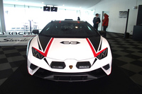 内外装は、ランボルギーニのビスポーク部門「アドペルソナム」のプログラムを含め、350種類を超える外装と60種類の内装バリエーションのなかから自由に選択できる。