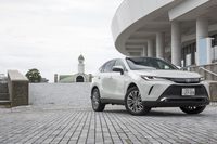 吸・遮音材や制振材を効果的に配置することで先代モデルよりも飛躍的に静粛性が高められた「ハリアー」。100km/h走行時でロードノイズが約4dB低下し、会話明瞭度が7％ほど改善している。