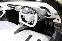 「デ・トマゾP72」のインテリア。往年の円形メーターを独自の解釈で表現している。