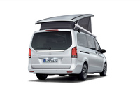 ポップアップルーフは、展開するとルーフ上にフラットな就寝スペースを確保できる。