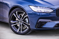 今回の試乗車は、ノイズキャンセリングシステム「PNCS」を搭載する「ピレリPゼロ」タイヤを装着。サイズは245/40R20で、20インチの「5ダブルスポーク ダイヤモンドカット／ブラック」ホイールに組み込まれていた。