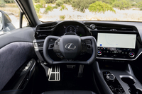 ステアリングパドルでマニュアルトランスミッションのように駆動力をコントロールできる「インタラクティブマニュアルドライブ」も“Fスポーツ”ならではの機構だ（レクサス初）。