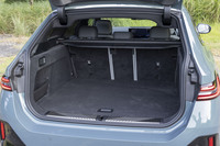 荷室の容量はゆとりの570リッターを誇る。歴代モデルに搭載されてきたガラス部分だけを開けられる機構がなくなったのがちょっと残念。