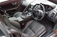 「Fタイプ R AWD クーペ」のインテリア。シートのほかに、ダッシュボードや天井も本革張りとなっている。