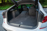 荷室の容量は610リッターから1800リッター。テールゲートには、リアバンパーの下に足をかざすだけで開閉が可能な「コンフォートアクセスシステム」が標準装備される。