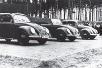 1938年に完成した、最終生産モデルのプロトタイプ「VW38」。同年にはニーダーザクセン州に生産拠点となる工場も建てられ、生産開始も間近と思われた。しかし、1939年にドイツは第2次世界大戦に突入。“国民車”が国民の手に渡るのは、戦後になってからだった。