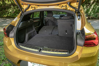 荷室の容量は470リッターから1355リッター。リアオーバーハングを削った分、「X1」（505リッターから1550リッター）よりも小さくなっている。