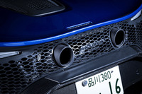 リアの中央から突き出た2本のマフラー。似たような形式のエンジンを搭載する「マクラーレン・アルトゥーラ」と「フェラーリ296GTB」だが、アルトゥーラのエンジン／エキゾーストサウンドは、やや低音でビート感が残るものとなっており、これはこれで心地よく、刺激的に感じられた。