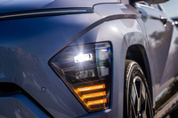 ハイビームアシスト付きLEDヘッドランプがフロント左右のフェンダーに組み込まれている。ヘッドランプの内側先端からフロントフェンダーを通り、後方に続くキャラクターラインも「コナ」のエクステリアにおける特徴のひとつ。