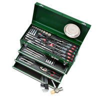 クルマやオートバイの整備に最適な67アイテムをスタイリッシュチェストに収めたスタンダードセット。こちらも板ラチェット差し替えドライバーセットなど自慢の工具を含む。通常なら13万2310円のところ7万8084円という価格は驚き。このグリーンの他にレッドやイエローやブラック、シルバーなどもある。