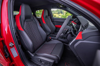 今回の試乗車に装着されていたヘッドレスト一体型の「Sスポーツシート」は、「RSデザインパッケージ エクステンデッドレッド」に含まれるオプションアイテム。