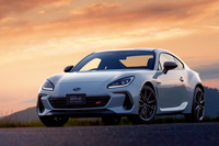 「BRZ STI Sport」のエクステリアでは、ダークメタリックの18インチホイールや「STI」エンブレム、クリスタルブラックシリカでコーディネートされたドアミラーとシャークフィンタイプルーフアンテナなどが目を引く。車両本体価格は6MT車が376万2000円、6AT車が381万7000円。