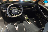 楕円（だえん）形のステアリングホイールやコンパクトなメーターナセルが目を引くコックピット。