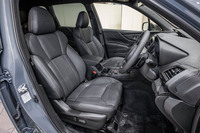 ブラックナッパレザーシートには、シルバーのステッチが入る。