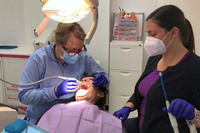 後述するが、納税者番号＋健康保険証カードは、医療機関で受診する場合にも必須である。写真左から歯科医のエリザベッタ先生と筆者、そして歯科助手のジュリアさん。