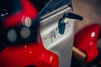 1907年創業の航空会社を起源とするMVアグスタ。二輪事業進出は1927年で、1945年に、今日に受け継がれる「MVアグスタ」ブランドが発足している。レースにも積極的で、1950～1970年代にかけてはウビアリ、ヘイルウッド、アゴスチーニ、リードといった名手により、ツーリストトロフィーレースやロードレース世界選手権などを席巻した。