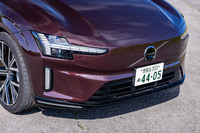 最新世代のボルボ車を印象づける「トールハンマー」のヘッドランプ。姉妹車の「EX90」はランプの水平ラインが上下に展開し、ヘッドランプの発光部が現れるシステムだが、「ES90」は固定式になっている。