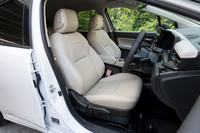 「Gレザーエディション」に装備される本革シート。同グレードでは「ブラック」に加え、「エアリーグレー」（写真）の内装色も選択可能となる。