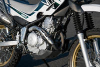 エンジンは249ccの空冷4ストローク単気筒SOHC 2バルブ。写真のアルミアンダーガードは、アクセサリーパッケージ「TOURING SEROW」のアイテムである。