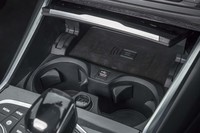 前席用カップホルダーの奥には、スマートフォンなどの非接触充電トレーも備わる。