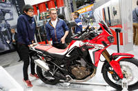 日本のサスペンションメーカー、ショーワも、いまやEICMA出展の定番ブランド。近年力を入れている自社開発の電子制御サスペンションは、カワサキのスーパースポーツやツーリングモデルに純正採用されている。今年は車両が停車間際になると自動的に車高が下がり、ライダーの“足つき”をアシストする「ショーワ・イーラ ハイトフレックス」技術を発表。デモ車両を展示した。走りだしたらサスペンションのダンパーをポンプとして使用し、走行しながら車高を指定の高さまで戻すという。