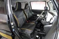 「ハイブリッドMZ」のフロントシート。