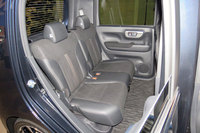 ゆったりとしたリアシートの床下には、脱着式の収納スペースが備わる。