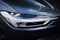 今やボルボ車のアイコンともなっているT字型のデイライト。北欧神話の神、トールが持つハンマーを模したものだ。