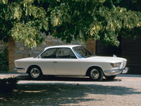 「BMW 2000CS」のサイドビュー。ホイールベースは「ノイエ・クラッセ」と同じ2550mmで、スリークでウエストラインが低く、グリーンハウスが大きいボディーは全長×全幅×全高＝4430×1675×1360mm。