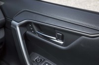 「RAV4」のインテリアには、ドアのグリップ（写真）やエアコンの温度調整ダイヤル、バックゲートのクローズボタンなど、いたるところにラバー素材が採用されている。