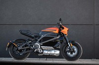 オイル交換やエアフィルターなど消耗品の交換とは無縁の「ライブワイヤー」。駆動用バッテリーについては、米国の場合で5年間（走行距離無制限）の性能保証が付帯する。