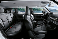 「レネゲード リミテッド」では、レザーシートが標準装備されている。