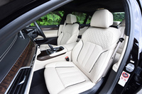 標準装備のフロント・コンフォート・シート。さまざまな部分の角度や位置を電動で調整できる。