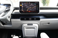 タッチスクリーンの最上段にはソフトスイッチが備わる。各ソフトスイッチを押すと、ワンアクションでナビゲーションや車両セッティングなどのページが表示される。