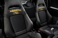 「アバルト695」シリーズの最後を飾る350台の限定車「75°アニヴェルサーリオ」発売の画像