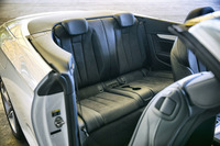 後席の膝まわりには、大人の乗車に耐えうるだけの広さが確保されている。使い勝手の良さはクーペモデルと同等といっていい。