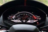 「ANIMA（アニマ＝イタリア語で魂の意）」と呼ばれる、ドライビングモード選択システムを搭載。「コルサ」モードでは、エンジン回転数と選択されているギアを写真のように大きく表示する。