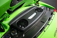 リアエンドには最高出力520PS、最大トルク470N・mの4リッター水平対向6気筒自然吸気エンジンが搭載される。フードを開いても内部にはアクセスできない。