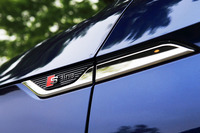 「S lineパッケージ」装着車には、専用のドレスアップアイテムや足まわりが与えられる、写真は、それに含まれるフェンダー部分のロゴマーク。