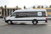 最後は屋外のデモカー（ミニバス）で、最新の2軸式Bose Rideを体験。