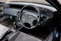 インパネの左右いっぱいに広がるバイザーレスのメーターパネルデザインが特徴的な4代目「プレリュード」のコックピット。前期モデルは2＋2の4人乗りであった。