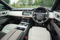 テスト車はインテリアのセットオプション「プレミアムテキスタイルインテリアパック」を装備していた。インストゥルメントパネルやドアパネルがラックステックレザーで飾られるほか、ステアリングにサテンクロームのアクセントが添えられる。