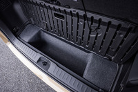 「セレナe-4ORCE」の荷室床下の収納スペース。「e-POWER」の前輪駆動車よりも前後と左右が狭められ、容量が小さくなっている。e-4ORCE車の荷室容量は、サードシートを最後端にセットした場合、他モデルよりも5リッター少ない203リッターとなる。
