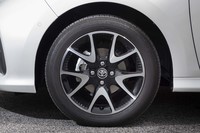 「ヤリス ハイブリッドZ」のホイールサイズは15インチ。試乗車は切削光輝加工とブラック塗装を施したオプションの16インチホイール（写真）を装着していた。