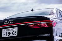 「ダイナミックターンインジケーター」と呼ばれるLEDが流れるように点灯する特徴的なテールランプを搭載。左右をつなぐ一体化された意匠は、最新のアウディ各車に共通するもの。