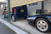 「タント」と「フェラーリ328GTS」を縦列で駐車しているわが家のガレージ。この2台を比べると、圧倒的にタントのほうがデカく感じる。タントは328を隠すための壁、あるいは栓として機能しているほどである。