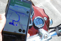 計器盤に備わる、ナビアプリ「トリッパー」用のディスプレイ。「ベア650」の液晶メーターとは異なり、矢印で右左折などを案内するのみだが、それでも十分に便利で重宝した。