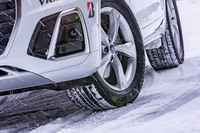 旭川市内から旭岳まで試走を行った「アウディQ5」では、235/55R19サイズの「ブリザックVRX3」が19インチの純正ホイールに装着されていた。